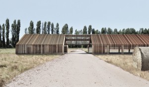 stalla in legno con balla fieno
