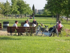 parco giardino pubblico con signori seduti a parlare. Verde urbano è aggregazione sociale