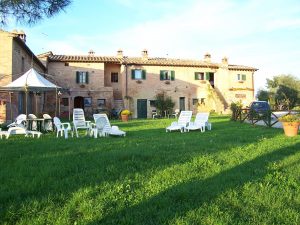 prato verde sedie giardino caseggiato agriturismo