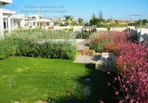 doccia piscina aiuole fiorite