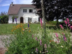 casa campagna agriturismo fiori alberi