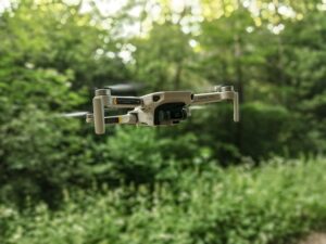 drone volo vegetazione